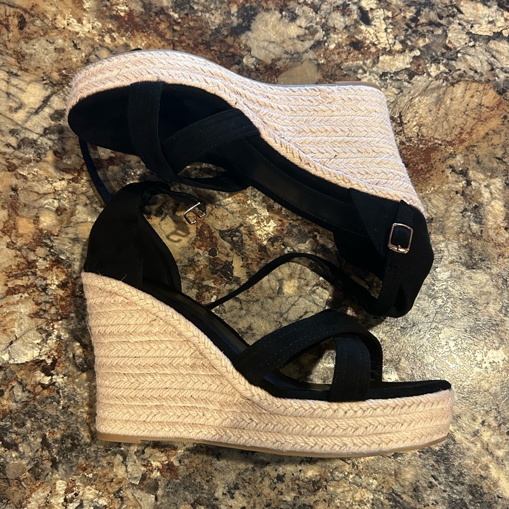 Brand new sandals•
